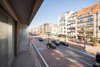 Sur l'avenue Lippens, à distance de marche de la mer et de la plage, nous proposons à la vente ce spacieux studio avec terrasse. Situé en plein cœur animé de Knokke, vous bénéficiez de tout le confort avec de nombreux magasins, restaurants et commodités à portée de main. Un investissement idéal pour ceux qui recherchent la praticité dans le centre commercial.<br /><br />Composition: hall d'entrée avec débarras, séjour avec terrasse, cuisine, salle de bains. <br /><br /><br />Dépôt à vélos