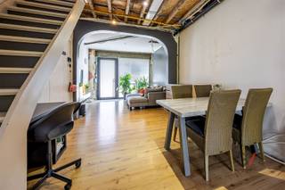 <p>In Wijgmaal bevindt zich deze woning die reeds deels gerenoveerd werd en dus een mooie basis biedt voor wie op zoek is naar een project met potentieel. De belangrijkste werken zijn al uitgevoerd: het dak werd 2 jaar geleden vernieuwd en ook de badkamer werd volledig gemoderniseerd.</p><p>De woning beschikt over twee ruime slaapkamers en biedt voldoende leefruimte voor een gezin, koppel of een interessante opportuniteit voor investeerders.. Dankzij de reeds uitgevoerde renovaties is het woonplezier al grotendeels aanwezig. Dit biedt de ideale kans om de verdere afwerking volledig naar eigen smaak en stijl te realiseren.</p><p>Achteraan bevindt zich een gezellige stadstuin, een aangename buitenruimte waar je in alle rust kan ontspannen.</p><p>De ligging is bovendien een grote troef: een vlotte bereikbare locatie, dicht bij winkels, openbaar vervoer, scholen en andere dagelijkse voorzieningen.<br />Een ideale opportuniteit voor wie op zoek is naar een woning met een stevige basis en nog ruimte om er zijn eigen stempel op te drukken.</p><p>Mis deze kans niet en neem vandaag nog contact op met Kim van Gilles vastgoed op +32 468 48 61 27 of mail naar kim@gillesvastgoed.be</p>