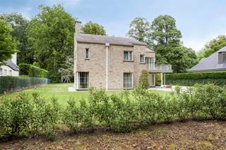 <p><span>Zeer ruime moderne villa in villapark De List Schoten</span><span><br />Op een prachtig perceel van </span><span>1.835 m²</span><span> in de exclusieve wijk </span><span>De List</span><span> vind je deze imposante villa (BJ 1992) met een bewoonbare oppervlakte van maar liefst </span><span>547 m²</span><span>. Een woning die ruimte, comfort en een rustige ligging combineert, en toch vlak bij winkels, openbaar vervoer en de belangrijkste invalswegen.</span></p><p><span>Indeling:</span><span><br />Op het gelijkvloers een royale inkom met vestiaire, een </span><span>lichte leef- en eetruimte (71 m²)</span><span> met aparte bergplaats, een volledig ingerichte keuken met bijkeuken, douchekamer en gastentoilet. Verder een </span><span>dubbele inpandige garage</span><span> met extra berging.</span></p><p><span>De eerste verdieping telt </span><span>vier ruime slaapkamers (2x 15m², 2x 29 m²)</span><span>, telkens met eigen badkamer. Daarnaast een tv-kamer, wasplaats en extra bergruimte.</span></p><p><span>Op de tweede verdieping bevinden zich nog </span><span>twee slaapkamers </span><span>en een badkamer. Verder op deze verdieping 2 grote polyvalente ruimtes van 32m² en 15,5m², mogelijk om in te richten als fitness, hobby of speelkamer, ontspanningsruimte of leeskamer/bibliotheek, bureau/thuiswerkplek, logeer/gastenkamer, ...</span></p><p><span>De woning is </span><span>instapklaar</span><span>, energiezuinig (EPC B) en ideaal voor een groot gezin of wie ruimte nodig heeft voor hobbys, bureau of gasten. De tuin rondom biedt volop privacy en rust in een groene omgeving.</span></p><p><span>Interesse? Contacteer ons op 03 646 66 55 of info@sinjoor.be</span></p>