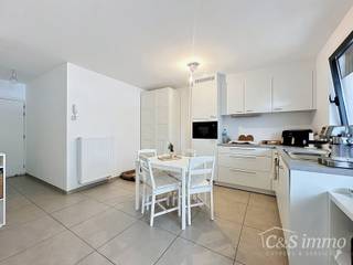 Deze prachtig gerenoveerde studio op de gelijkvloerse verdieping is een unieke kans voor wie op zoek is naar comfort, modern wonen én een buitenruimte. De woning is volledig vernieuwd en afgewerkt met kwalitatieve materialen, waardoor ze meteen instapklaar is.<br />De moderne keuken is uitgerust met alle nodige toestellen, waaronder een combi-oven, vaatwasser, kookvuur en dampkap. De stijlvolle, volledig vernieuwde badkamer beschikt over een douche, een enkele lavabo en een toilet. Dankzij de doordachte indeling geniet je van een aangename en praktische leefruimte.<br />Een groot pluspunt is de privatieve tuin, waar je in alle rust kan genieten van het buitenleven – een zeldzaam voordeel voor een studio.<br />Deze woning is niet alleen perfect als eerste eigen stek, maar ook uitermate geschikt als investering met een interessant verhuurrendement.<br />Benieuwd naar deze instapklare parel? Contacteer ons snel voor een bezoek!
