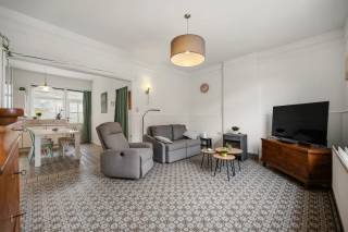 Bezoekdag 25/9, boek uw bezoek via www.polares.eu<br /><br />Deze karaktervolle en gerenoveerde woning ligt centraal in het groene Sint-Joris-Weert (Oud-Heverlee), op slechts 100 meter van het Meerdaalwoud. Een ideale combinatie van natuur, bereikbaarheid en dagelijkse voorzieningen.<br /><br />De ligging is bijzonder praktisch: de bushalte richting Leuven en Ottenburg bevindt zich vrijwel voor de deur en het station van Sint-Joris-Weert ligt op ongeveer 6 minuten wandelen, met treinverbindingen naar Leuven en Waver. Een Proxy Delhaize, lagere school, huisartsenpraktijk en apotheek bevinden zich allemaal op wandelafstand.<br /><br />Ook voor ontspanning is de omgeving een grote troef. Via het Meerdaalwoud wandel je in ongeveer 2,5 km naar het Zoet Water, met zijn vijvers, restaurants, ijssalon en speeltuin. In de omgeving bevinden zich bovendien een tennis- en padelclub en de oefenterreinen van OHL. Met de wagen zijn de E40, E314 en E411 vlot bereikbaar.<br /><br />Op het gelijkvloers bevinden zich een inkomhal, zeer gezellige leefruimte, open keuken met toegang tot het aangename tuintje, houtkachel, bijkeuken, toilet en een veranda met toegang tot het hogergelegen terras. In de tuin bevinden zich een ruime schuur met bovengelegen garage, beide voorzien van elektriciteit.<br />Er is bovendien een bronwaterput met dompelpomp aanwezig, ideaal om uw plantjes gans de zomer te wateren.<br /><br />Op de eerste verdieping zijn er drie slaapkamers en een badkamer. Vanuit één van de slaapkamers is er toegang tot het hoger gelegen terras en moestuintje. De ruime zolder is bereikbaar via een vaste trap en biedt tal van mogelijkheden als extra slaapkamer, bureau, hobbyruimte of ontspanningsruimte.<br /><br />De woning behield mooie authentieke elementen, waaronder de originele tegelvloeren op het gelijkvloers en vloeren in Noorse den op de verdieping.<br /><br />De woning werd grotendeels gerenoveerd in 2014. Het dak werd in 2017 vernieuwd en geïsoleerd, gevolgd door een gevelrenovatie in 2018. In 2021 werd een nieuwe condensatieketel geplaatst en in 2024 werden 14 zonnepanelen geïnstalleerd. Daarnaast beschikt de woning over een waterverzachter.<br /><br />Een charmante en veelzijdige woning voor wie comfortabel wil wonen met het Meerdaalwoud om de hoek en Leuven vlot binnen bereik.