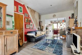 Deze aangename woning combineert een gezellige leefruimte met een praktische indeling en een mooie, groene omgeving.<br /><br />Je komt binnen via de inkomhal met gastentoilet, die toegang geeft tot de knusse leefruimte met aansluitend de ingerichte keuken.<br />Via de trap, waar ook een berging in is voorzien, kom je op de eerste verdieping.<br />Hier bevinden zich <strong>twee slaapkamers</strong> en een badkamer met ligbad, lavabomeubel en toilet.<br /><br />Achteraan beschikt de woning over een terras/tuin met praktische bergstalling.<br />Het rustgevende uitzicht op het omliggende groen zorgt hier voor een aangename buitenomgeving.<br />Ook de ligging is een troef: rustig gelegen en toch vlot bereikbaar, vlakbij de Polders.<br /><br />Aluminium ramen met dubbel glas en verwarming via gaskachels.<br />Bron bewoonbare oppervlakte: EPC-certificaat.<br />Renovatieverplichting residentiële gebouwen van toepassing.<br />https://www.vlaanderen.be/een-huis-of-appartement-kopen/renovatieverplichting-voor-residentiele-gebouwen<br /><br />De woning is tevens een interessante piste voor wie op zoek is naar een investeringspand.<br />Contacteer ons vandaag nog via 03/775.78.79 en plan je bezoek!<br />Ben je ook van plan jouw eigendom te verkopen? Maak een afspraak voor een gratis schatting, wij maken er samen een succesverhaal van!