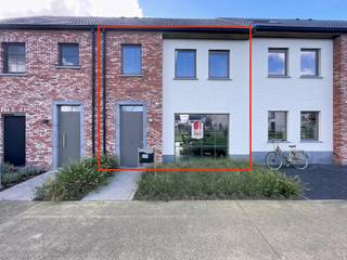 LIGGING:<br /><br />Deze woonst is gelegen in de rustige, doodlopende verkavelingswijk nabij het centrum van Aalter. <br />Hier kan je genieten van de rust en toch ben je in het centrum van Aalter. Winkels, bakker, slager, snellaadstation, scholen, sportcentrum, … zijn allen op wandelafstand. <br />Deze woning is uitstekend gelegen halfweg tussen Gent en Brugge. <br />De vlotte verbinding met de E40 brengt u zeer snel in deze steden of naar de Belgische kust.<br /><br />INDELING:<br /><br />Inkomhal met gastentoilet - lichtrijke leefruimte met open keuken voorzien van alle apparatuur- ruime berging met voorziening aansluiting wasmachine - bovenhal - 2 slaapkamers - badkamer met , douche en badkamersmeubel en toilet 2 - zolderruimte met mogelijkheid tot uitbreiden naar extra kamer mits afwerking - terras - tuin - garagebox.<br /><br />EXTRA INFO:<br /><br />De woning is beschikbaar vanaf 01 januari 2027.<br />De verwarming is voorzien op basis van warmtepomp via vloerverwarming (BEN-woning!)<br />De woning is op heden niet geschilderd maar voorzien van lichtarmaturen. <br />De gordijnen zijn optioneel over te nemen van de vertrekkende huurder.<br />Een grote plus is de aanwezigheid van de garagebox en nabijgelegen parkeerplaatsen in de buurt.<br />Geniet van zalige buitenmomenten in de zonnige tuin met aanpalend terras.<br /><br />BEZOEKAANVRAAG:<br /><br />Interesse om deze woning te bezoeken? Vraag dan zeker je bezoek aan via MijnHuurprofiel via de website van Dewaele!