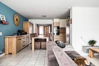 Op een uitstekende locatie te Putte bevindt zich dit ruim (97m2) gerenoveerd en energiezuinig appartement met twee slaapkamers en garagebox. U bevindt zich hier op wandelafstand van het centrum met supermarkten, eet-en drankgelegenheden, winkels, scholen en het openbaar vervoer. <br /><br />We betreden het appartement via de ruime leefruimte dewelke van veel lichtinval geniet door de grote raampartijen. Deze kunt u inrichten met een gezellige zithoek en een aparte eetplaats. Aangrenzend bevindt zich de ingerichte open keuken, voorzien van kwalitatieve toestellen. De hal geeft ons toegang tot twee ruime slaapkamers en de badkamer uitgerust met een lavabomeubel, douchebad en een toilet. Er is ook ruimte voor de wasmachine en droogkast voorzien. Ten slotte beschikt het appartement nog over een berging. Het dak is recent reeds gerenoveerd en u heeft recht tot toegang in de gemeenschappelijke tuin. De garagebox is verplicht bij aan te kopen voor €25.000.<br /><br />Dit is een uitstekende opportuniteit als u op zoek bent naar een ruim (97m2), energiezuinig appartement op een centrale locatie. Tevens interessant voor starters of investeerders. Contacteer ons snel op het nummer 0480 66 14 77 voor meer informatie of neem een kijkje op www.boonstravastgoed.be. <br /><br />Bijzonderheden:<br />- Garagebox<br />- 2 slaapkamers<br />- Energiezuinig - EPC B