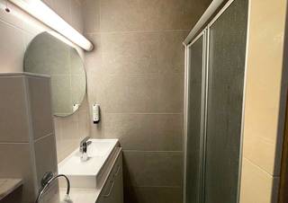 Deze gezellige studio met zeezicht is gelegen op de Zeedijk van Blankenberge, op wandelafstand van het centrum, winkels en het openbaar vervoer. Geniet van de perfecte combinatie van rust en bereikbaarheid!<br /><br />Indeling: inkom met vestiaire, aparte badkamer met toilet, douche en wastafel, woonkamer met dubbel bed, vernieuwde en geïnstalleerde keuken en zithoek. Tevens terras aanwezig met prachtig zicht op strand en zee.<br /><br />De studio wordt verkocht onder opstalrechtformule, wat zorgt voor een lagere aankoopprijs, aangezien de grond niet wordt aangekocht. Je betaalt jaarlijks een fiscaal aftrekbaar canon aan de grondeigenaar. De studio is uitsluitend geschikt als vakantieverblijf/investering en kan niet gebruikt worden voor domicilie.<br /><br />Voor meer informatie of een bezoek ter plaatse aarzel niet en bel Gaëlle op het nummer 0479 17 17 17