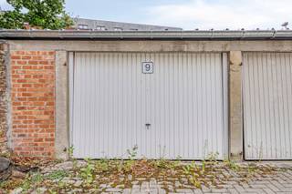 Deze garagebox (box 9) bevindt zich op een absolute topligging in het centrum van Leuven. In een buurt waar parkeergelegenheid bijzonder schaars is, vormt dit een uitstekende investerings- én gebruikskans.<br /><br />De garageboxen zijn achterin gelegen en maken deel uit van een verzorgd geheel van 18 garageboxen en 1 staanplaats. Ideaal voor wie een veilige en vlot bereikbare parkeer- of opslagruimte zoekt. De daken werden recent volledig vernieuwd. <br /><br />Interesse of meer informatie?<br />0474 386393<br />lotte@immogve.be