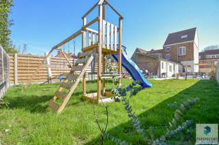 Deze instapklare gezinswoning met opvallend veel lichtinval bevat 3 volwaardige slaapkamers en een onderhoudsvriendelijke tuin.INDELING: inkomhal met...