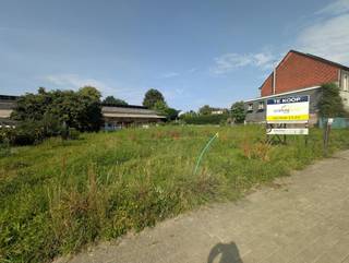 Graag bieden wij u twee bouwloten aan voor halfopen bebouwing, respectievelijk 2a75ca en 2a62ca groot, gelegen in het centrum van Bever, een...