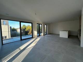 <p><span>6 appartements BEN à l'architecture élégante et contemporaine, axés sur un cadre de vie de qualité, avec une attention particulière portée à la lumière et à l'aération.</span></p><p><span> </span></p><p><span>AGENCEMENT</span></p><p><span> </span></p><p><span>Hall d'entrée avec toilettes. Deux chambres et une salle de bains. Grand salon avec cuisine ouverte, local technique et terrasse attenante.</span></p><p><span> </span></p>