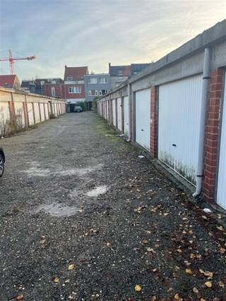 Gelegen vlakbij het centrum van Hoboken, in de Oudestraat, vinden we deze garagebox. Via een doorrit bereiken we achteraan de boxen. Voor meer info...