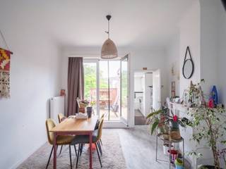 <p>Dit instapklare duplex appartement nabij het UZ combineert ruimte, licht en een uitstekende ligging. Gelegen in een bijzonder rustige straat met enkel lokaal verkeer, woont u hier in alle sereniteit, terwijl u toch op amper 500 meter van de belangrijkste verbindingswegen zit. Winkels, een grootwarenhuis en het UZ Gent bevinden zich bovendien vlakbij, wat zorgt voor een uiterst praktische en gegeerde locatie.</p>
<p>Het appartement zelf strekt zich uit over twee verdiepingen en biedt een aangename, open leefruimte waar living, eetplaats en keuken naadloos in elkaar overvloeien. Dankzij de grote raampartijen geniet u hier van een overvloed aan natuurlijk licht, wat zorgt voor een warme en uitnodigende sfeer. Met twee volwaardige slaapkamers is er voldoende ruimte voor zowel een koppel, een klein gezin als wie extra plaats wenst voor een bureau of hobbyruimte.</p>
<p>Een absolute meerwaarde is het leuke terras, waar u in alle rust kan genieten van het buitenleven. Het appartement bevindt zich in goede staat en is volledig instapklaar, waardoor u zonder zorgen kan verhuizen. Bovendien werden zonet alle ramen vernieuwd en de gevels van het gebouw nog volledig geïsoleerd, wat niet alleen het wooncomfort maar ook de energiezuinigheid aanzienlijk ten goede zal komen.</p>
<p>Kortom, een lichtrijk en verzorgd duplex appartement met terras, op een topligging in Gent, ideaal voor wie comfortabel en centraal wil wonen in alle rust.</p>