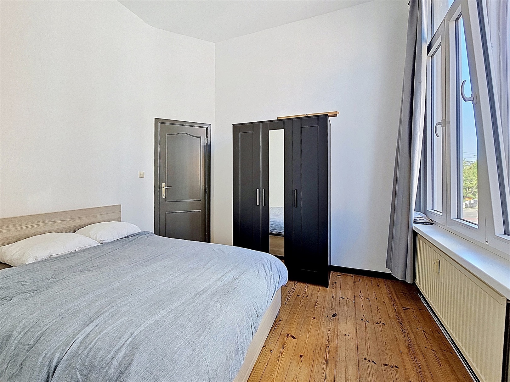 Gerenoveerd en lichtrijk appartement nabij Sint-Pieters station! - foto 5