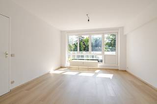 <p><span>Ontdek dit aangename en lichtrijke appartement, gelegen op de eerste verdieping, met een bewoonbare oppervlakte van 55 m². Dankzij de grote raampartijen geniet de ruime leefruimte van een overvloed aan natuurlijk licht, wat zorgt voor een warme en gezellige sfeer.</span></p><p><span> </span></p><p><span>Het appartement beschikt over een inkomhal met vestiaire, een ruime woonkamer, een ingerichte keuken, een badkamer met ligbad, een apart toilet, een volwaardige slaapkamer en een aangenaam terras waar u heerlijk kunt ontspannen. Daarnaast is er in de kelderverdieping een praktische privatieve berging voorzien, ideaal voor extra opslagruimte.</span></p><p><span> </span></p><p><span>Een bijkomende troef zijn de talrijke gemeenschappelijke parkeerplaatsen, waardoor u steeds vlot een parkeerplaats vindt. Dit appartement is de ideale keuze voor starters, alleenstaanden, koppels of investeerders die op zoek zijn naar een interessante opportuniteit.</span></p><p><span> </span></p><p><span>Voor meer informatie en/of een bezoek, contacteert u Wout van Immo Zone op het nummer 0479/ 18. 38. 35.</span></p>