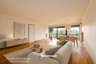 Het appartement is gelegen op de 3e verdieping van de klassevolle residentie "Hof van Bourgondië".<br />Een locatie in alle rust, eigen aan het gegeerde Kristus Koning, op wandelafstand van centrum Brugge, de vestigingen, het Graaf Visartpark, sport- en ontspanningsfaciliteiten,... Daarnaast zorgt de goede bereikbaarheid via de expresweg voor een optimale ligging tov autostrade, kust,...<br /><br />Dit prachtige en omvangrijke appartement beschikt over een schitterend ruim terras aan de achterzijde of zuidzijde, waardoor u de HELE DAG VAN DE ZON KAN GENIETEN.<br /><br />Het uiterst lichtrijke appartement werd uiterst rationeel ingedeeld en beschikt over een ruime inkomhal, een brede en lichtrijke leefruimte, keuken een berging, 2 riante slaapkamers, badkamer en een apart toilet. De leefruimte is aangenaam breed, waardoor u zich in een heel lichtrijk appartement bevindt met open zicht op de groene tuin. Het appartement vraagt een opfrissing om te voldoen aan het hedendaagse wooncomfort maar de goede indeling in combinatie met de degelijke structuur bieden hiervoor een goede basis. <br />De woonst kreeg recent een nieuwe en zuinige CV-ketel wat ook uit het E-peil met label B blijkt!!<br /><br />Bij het appartement kan er een ondergrondse dubbele garagebox aangekocht worden. <br /><br />Plan snel jullie bezoek in via 050 45 03 45 of via info@delbecque.immo.