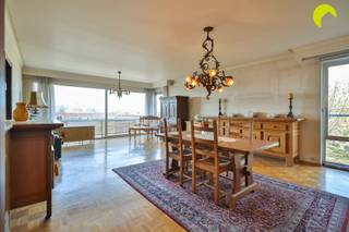 Dans un endroit très central de Mortsel, nous trouvons cet appartement sur le toit à rénover avec des terrasses exceptionnelles et des vues à...