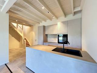 Ben je op zoek naar een instapklare woning die modern comfort naadloos combineert met een gezellige, landelijke sfeer? In de rustige...