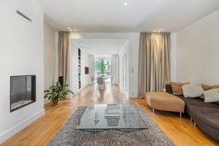 Achter deze karaktervolle gevel in de Jakob Heremansstraat, te midden van de gegeerde wijk 'Stationsbuurt-Noord' schuilt een verrassend ruime en veelzijdige stadswoning van 260 m² (bvo). Dankzij de totaalrenovatie in 2015, het EPC B en de conforme elektriciteit geniet u hier van hedendaags comfort.De woning onderscheidt zich door haar flexibele indeling en is ideaal voor vrije beroepen die wonen en werken willen combineren. Zij vinden hier een unieke opportuniteit om een professionele activiteit uit te bouwen onder hetzelfde dak.Op het gelijkvloers bevinden zich een multifunctionele voorruimte, twee douchekamers, een apart toilet, een wasplaats/keuken, een berging en een grote ruimte die perfect kan dienen als praktijkruimte, bureau of slaapkamer. Ook deze kamer beschikt over een eigen toilet. Via de grote harmonicaramen bereikt u hier de koer van ca. 15 m².De eerste verdieping vormt het hart van de woning met een lichtrijke leefruimte, eetplaats en keuken. De gashaard zorgt voor extra sfeer. De harmonicaramen vormen een echte blikvanger en laten het dakterras naadloos overvloeien in de leefruimte, waardoor binnen en buiten één geheel kan worden.Op de tweede verdieping bevinden zich twee ruime slaapkamers, waarvan één eenvoudig als badkamer kan worden ingericht dankzij de voorziene leidingkoker. De derde verdieping telt nog drie slaapkamers en een apart toilet.Een unieke eigendom waar wonen, werken, ruimte en comfort samenkomen. Bestuursmaatregelen in het maatregelenregister: nee