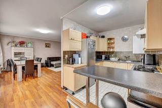 At the border between Ganshoren and Jette, on the 1st floor of a small building with 4 units and no syndic, this bright apartment of ±85 m²...