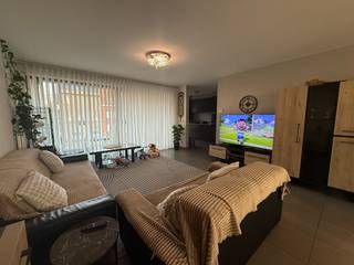 Op zoek naar een instapklaar appartement met veel ruimte en een aangenaam buitengevoel? Dit mooi onderhouden appartement is gelegen in een recente residentie en beschikt over een groot terras, 2 slaapkamers en een verzorgde badkamer met zowel bad als douche. Ideaal voor koppels, jonge gezinnen of mensen die graag comfortabel wonen.<br />Het appartement biedt een praktische indeling met veel lichtinval en een rustige leefomgeving. Dankzij het ruime terras geniet je het hele jaar door van extra leefruimte buiten.<br /><br />Gemeenschappelijke kost = €50/maand<br /><br />Info & afspraak: ☎ 0473/33 33 10 ✉ geoffry@wijns.be