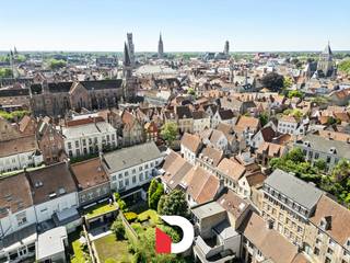 Zeldzaam en subliem gelegen burgerhuis in laatclassicistische stijl, gelegen op een perceel van 592m² langsheen de prachtige Augustijnenrei in hartje Brugge, en met een extra uitgang/garage dewelke uitkomt in de Jan Miraelstraat. <br /><br />Dit indrukwekkende historische herenhuis dateert uit de 17de Eeuw, maar werd in de jaren '60-70 aangepast naar de hand van de gerenommeerde architect "A. Degeyter". Hierbij werd rekening gehouden met het behoud van authentieke elementen in de woning zelf, maar waarbij ook een zeer eigentijdse toets werd gegeven. <br /><br />Het bijzonder veelzijdige eigendom bestaat enerzijds over het hoofdhuis, dewelke beschikt over ruime leef- en ontvangstruimtes, keuken, verschillende slaapkamers en badkamers gespreid over de 1ste en 2de verdieping (en toegankelijk met lift), en een groot zoldergedeelte. Vanuit de keuken en de prachtige leefruimte is er heel wat contact met de schitterende stadstuin. De woning staat ook in verbinding met een gelijkvloerse kantoor-/praktijkruimte met wachtzaal, dewelke ook over een eigen inkom beschikt aan de Augustijnenrei voor klanten/patiënten. Verder kan men vanuit de woning ook de grote garage met bovengelegen verdieping bereiken, en beschikt de woning ook over een kelderverdieping.<br /><br />Tot slot is er ook nog een appartement in de woning aanwezig, dewelke toegankelijk is via een aparte ingang via de Jan Miraelstraat, en dewelke zich ook uitstrekt tot aan de Augustijnenrei, en waarbij er dus ook mogelijkheden kunnen zijn om dit appartement te gebruiken als opbrengsteigendom, kangoeroe-woning, of gastenverblijf. <br /><br />Het eigendom verkeert op heden in een degelijke en goed onderhouden toestand hetgeen een vetrekpunt en goede basis vormt en dit voor een verdere modernisering / renovatie in de toekomst.<br /><br />Kortom, karaktervol wonen in alle rust, in een omvangrijke en hierdoor polyvalente woning die een overvloed beidt aan mogelijkheden, ruimte, ... en dit op een historische locatie in het midden van de stad? Het kan in dit stadspaleis ! <br /><br />Contacteer ons via info@delbecque.immo voor meer informatie of voor het inplannen van een bezoek aan deze parel in de Brugse binnenstad.