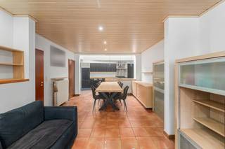 <p><strong>Ligging &amp; Indeling</strong><br />Op zoek naar een woning waar centraal leven, comfort en een verzorgde afwerking samenkomen? Maak dan kennis met deze statige woning in de Nieuwstraat 58 te Maldegem.</p>
<p>Dankzij de uitstekende ligging bevinden winkels, scholen, openbaar vervoer, horeca en andere dagelijkse voorzieningen zich op wandelafstand. Hier geniet u van het gemak van alles dichtbij, terwijl u toch over een aangename en ruime thuis beschikt.</p>
<p>De woning werd met zorg vernieuwd en is volledig instapklaar. Zo beschikt u over een nieuwe keuken en een nieuwe badkamer, waardoor u meteen kunt van start kan!</p>
<p>De woning omvat 2 slaapkamers met overloop naar de 3de slaapkamer, waardoor het zowel geschikt is voor gezinnen als voor koppels die graag beschikken over extra ruimte voor een bureau, hobby of logeerkamer.</p>
<p>Een bijkomende meerwaarde is de inpandige garage, bijzonder praktisch in een centrale omgeving. Als kers op de taart beschikt de woning over een zonnig dakterras, de ideale plek om te ontspannen, gezellig te tafelen of te genieten van een zonnige dag.<br /><br /><strong>Troeven</strong></p>
<ul><li><strong>Statige woning op centrale ligging</strong></li><li><strong>CONFORME elektrische keuring</strong></li><li><strong>Alle voorzieningen op wandelafstand</strong></li><li><strong>GEEN renovatieverplichting</strong></li><li><strong>Nieuwe keuken</strong></li><li><strong>Nieuwe badkamer</strong></li><li><strong>2 slaapkamers met overloop naar 3de slaapkamer</strong></li><li><strong>Inpandige garage</strong></li><li><strong>Zonnig dakterras</strong></li><li><strong>Volledig instapklaar</strong></li></ul>
<strong>UW DROOMWONING? ZO GEVONDEN!</strong><br />