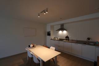 <strong>INDELING</strong><br />Inkomhal, berging/wasplaats met aardgasbrander voor C.V. en het warmwater, ventilatie-unit (type D) en aansluiting voor wasmachine/droogkast, toiletruimte met handenwasser, woonkamer met open keuken voorzien van de volgende toestellen: keramische kookplaat, afzuigkap en koelkast met diepvriesvakje, nachthal, badkamer voorzien van ligbad met douchescherm en badkamermeubel met wastafel, 1 slaapkamer.<br /><br /><strong>BUITEN</strong><br />Terras met tuintje (kunstgras)<br /><br /><strong>KELDERVERDIEPING</strong><br />Autostaanplaats 0.7 met aansluitende berging.<br /><br />Er is een gemeenschappelijke fietsenberging.<br />Forfaitair bedrag gemeenschappelijke lasten: 50 € / maand (o.a. verzekering en onderhoud lift, syndicus)