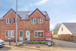 Deze verder af te werken gezinswoning met 4 slaapkamers is zeer rustig gelegen in de doodlopende straat Kleine Rijen in Mol-Sluis. Ondanks de rustige ligging geniet de woning van een vlotte bereikbaarheid dankzij de nabijheid van de N18, met een goede verbinding naar de omliggende gemeenten.<br /><br />Indeling:<br />We betreden de woning via de inkomhal. Deze geeft directe toegang tot de ruime, lichtrijke woonkamer met gezellige houtkachel. Aansluitend vinden we de vernieuwde, volledig uitgeruste keuken. Achteraan bevinden zich nog een berging/wasplaats met ingemaakte kasten, apart toilet en een ruime badkamer.<br /><br />Via de trap in de inkomhal bereiken we de eerste verdieping. Hier vinden we 3 slaapkamers terug. Via de trap in één van de slaapkamers kunnen we de tweede verdieping bereiken, waar zich een vierde slaapkamer bevindt.<br /><br />De kelder, bereikbaar via de woonkamer, biedt extra handige opbergruimte.<br /><br />Buitenruimte:<br />Buiten kan er volop van het buitenleven genoten worden in de zuidwestelijk georiënteerde tuin. In de tuin vinden we ook een ruime garage die voor extra opslagruimte zorgt.<br /><br />Extra:<br />- Energiezuinig (EPC-label C)<br />- Grotendeels al vernieuwd<br />- 2 jaar geleden werd het dak gerenoveerd en geïsoleerd en werden er zonnepanelen geplaatst<br />- Gelegen in een doodlopende straat (zeer rustig en kindvriendelijk)<br />- Elektriciteit conform<br /><br />Voor meer info of een bezoek contacteer ons via info@vastengoed.be of via 014/72 73 74.<br /><br />Wenst u een gratis schatting van uw eigendom? Contacteer ons via 014/72 73 74.