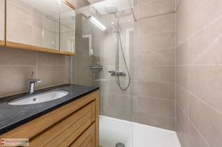 Dit mooi gerenoveerd, gelijkvloers appartement op AAA-ligging is gezellig ingericht & opgedeeld als volgt: inkomhal met afzonderlijk toilet;...