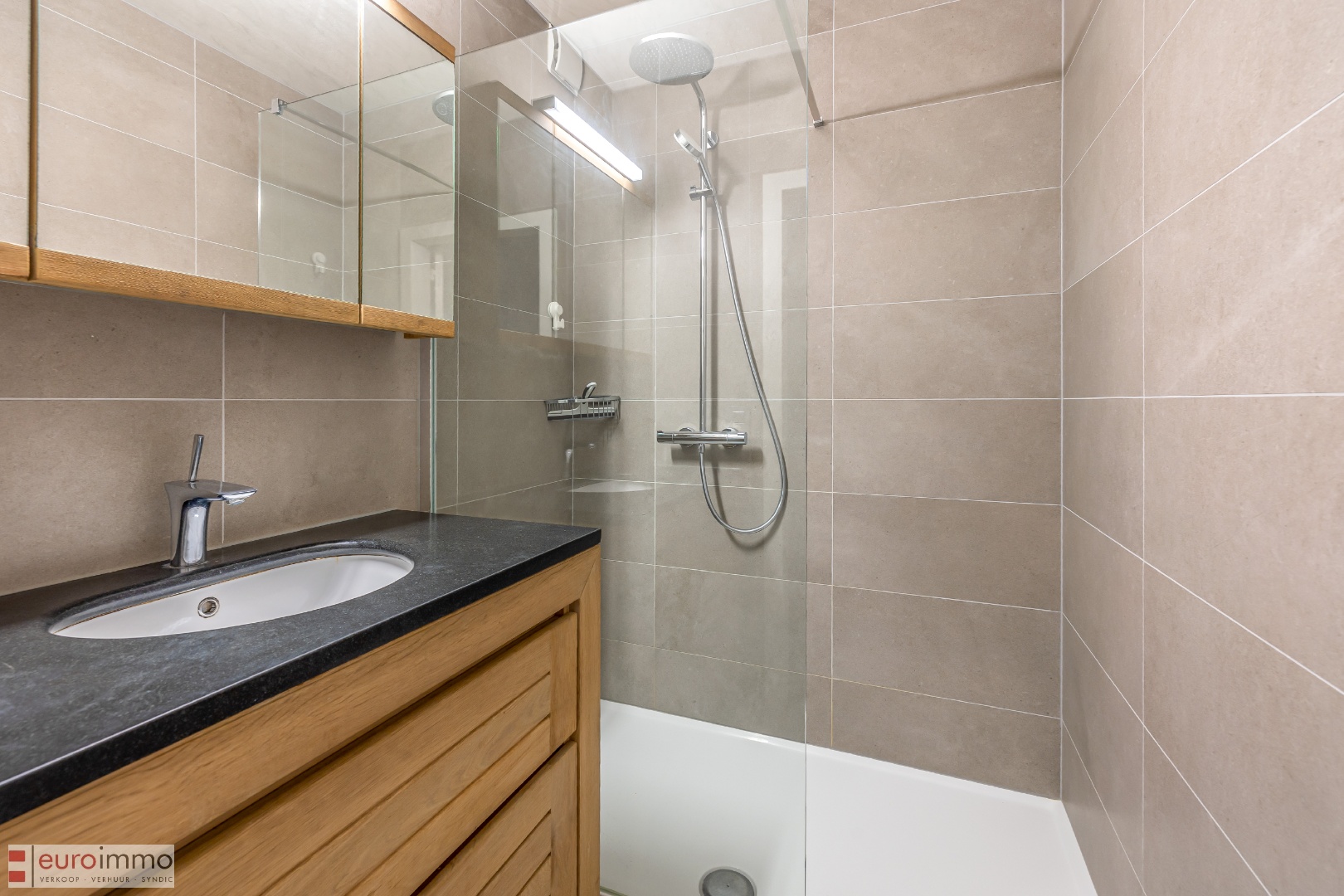 Rustig, vlakbij de winkel/wandelstraat gelegen appartement met 2 slaapkamers én slaaphoek. - foto 3