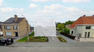 <span><span>In de Gitsstraat te Kortemark bieden we u dit perceel bouwgrond aan, bestemd voor een open ééngezinswoning. Dit lot bouwgrond beschikt over een grondoppervlakte van <strong>ca. 497 m²</strong> en bevindt zich in een rustige residentiële woonomgeving, doch met een <strong>vlotte verbinding</strong> naar centrum en nabijgelegen invalswegen.<br /><br />De belangrijkste kenmerken en mogelijkheden zijn als volgt:</span></span>
<ul>
<li><span><span>Geschikt voor <strong>open bebouwing</strong>;</span></span></li>
<li><span><span>Maximaal 2 bouwlagen - dakvorm vrij te kiezen;</span></span></li>
<li><span><span>Rustige ligging met <strong>vlotte bereikbaarheid en verbinding</strong>;</span></span></li>
<li><span><span><strong>Bijgebouwen tot max. 40 m² + carport van 18 m² toegelaten</strong>.</span></span></li>
</ul>
<span><span>In de bijgevoegde foto's tonen we u een <strong>simulatie</strong> van een type woning. <strong>Verkavelingsvergunning en stedenbouwkundige voorschriften zijn op aanvraag te bekomen.</strong></span></span><br /><br /><span><span>Bent u opzoek naar een interessant perceel bouwgrond, geschikt voor het bouwen van een alleenstaande woning op een gunstige locatie?<br /><br />Bel 051 50 11 51 of mail naar diksmuide@diksimmo.be voor meer informatie omtrent de mogelijkheden. </span></span>