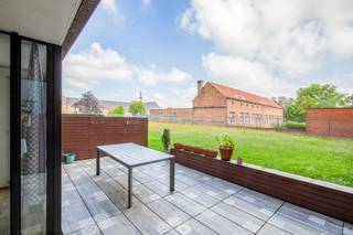 Dit recent gerenoveerde appartement is gelegen in de Plezantstraat te Sint-Niklaas, een centrale locatie op wandelafstand van het stadscentrum, winkels, scholen, openbaar vervoer en het station.<br /><br />Het appartement bevindt zich op de eerste verdieping en beschikt over een bewoonbare oppervlakte van <strong>105 m²</strong>, wat garant staat voor een aangenaam gevoel van ruimte en comfort.<br /><br />U betreedt het appartement via een bijzonder ruime inkomhal met voldoende plaats voor een vestiaire en een <strong>apart gastentoilet</strong>. Van hieruit komt u in de royale en lichtrijke leefruimte, waar grote raampartijen zorgen voor een overvloed aan natuurlijk licht. De <strong>mooie open keuken</strong> sluit naadloos aan op de leefruimte en creëert een gezellige, hedendaagse woonbeleving.<br /><br />Vanuit de leefruimte heeft u toegang tot een <strong>eerste terras</strong>. Het appartement beschikt over <strong>drie volwaardige slaapkamers</strong>, die allen uitgeven op een <strong>tweede zeer ruim terras</strong>.<br /><br />De <strong>stijlvol gerenoveerde badkamer</strong> is uitgerust met een inloopdouche, een dubbel lavabomeubel en aansluiting voor wasmachine.<br /><br />Daarnaast is er een <strong>autostaanplaats en kelderberging</strong> mee aan te kopen aan <strong>€15.000</strong>.<br /><br />Extra troeven: 
<ul>
	<li>Conforme keuring van de elektrische installatie</li>
	<li>EPC-label B</li>
	<li>Centrale ligging</li>
</ul>
Heeft u interesse in dit appartement? Neem contact op met emily@claves.be of bel 03 502 98 74. We nodigen u graag uit voor een persoonlijke rondleiding.<br /> 