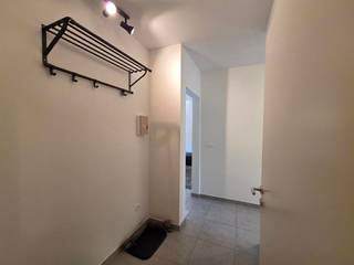 <p><span><strong>Prachtig gelijkvloers appartement met 2 slaapkamers en ruime tuin.</strong></span></p>
<p>U komt binnen via de inkomhal die alle vertrekken met elkaar verbindt. Van hieruit betreedt u via een glazen deur de open leefruimte, waar licht en ruimte centraal staan. Deze ruimte biedt alle mogelijkheden om in te richten met een comfortabele zithoek, een ruime eetplaats en eventueel zelfs een bureauhoek.</p>
<p>Aansluitend bevindt zich de open keuken die naadloos aansluit op de leefruimte. Deze is volledig uitgerust met alle hedendaagse toestellen en voldoende opbergmogelijkheden. Het keukeneiland vormt een extra troef en biedt bijkomende kastruimte en een afgietbak. Naast de keuken is er een zeer ruime voorraadberging voorzien met aansluiting voor wasmachine en extra stockage.</p>
<p>Vanuit de leefruimte geniet u van een prachtig zicht op de noordgerichte tuin van 100 m², die bereikbaar is via een schuifpui of achterdeur. Het aansluitende terras van 35 m² vormt een ideale buitenruimte om in alle rust te genieten. De tuin is bovendien ook rechtstreeks toegankelijk via de private bovengrondse autostaanplaats, wat zorgt voor extra praktische gebruiksvriendelijkheid.</p>
<p>Het appartement beschikt over twee slaapkamers. De ruime master bedroom biedt voldoende plaats om twee kastenwanden om zo een soort inloopdressing te creëren. De tweede slaapkamer is perfect als logeerkamer, kinderkamer, bureau of hobbyruimte.</p>
<p>De badkamer is volledig uitgerust met een douche, ligbad, badkamermeubel met enkele wastafel, opbergruimte en drie spiegelkastjes. Daarnaast is er ook een apart toilet aanwezig.</p>
<p>Tot slot beschikt deze woning over uitstekende parkeermogelijkheden. Er is zowel een ondergrondse ruime autostaanplaats als een bovengrondse private staanplaats vlak aan de tuin. Vanuit de ondergrondse parking is er bovendien een ruime kelderberging voorzien met dubbel stopcontact, ideaal voor extra opslagruimte.<br /><br />Positieve punten:<br />- Ruim appartement met veel buitenruimte.<br />- EPC label A.<br />- Toilet op regenwater.<br />- Locatie nabij centrum Dessel.<br />- Rolluiken in beide slaapkamers.<br />- Lift aanwezig binnen de residentie.<br />- Servicekosten inbegrepen in de huurprijs.</p>