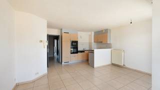 Mooi appartement met twee slaapkamers en twee terrassen in het centrum van Heist. Alle commerciële voorzieningen, het station en het strand op wandelafstand bereikbaar.<br /><br />Indeling:<br />Ruime inkomhal met vestiaire en een praktische berging met aansluiting voor een wasmachine en een droogkast. De lichtrijke woonkamer geeft uit op een aangenaam terras aan de voorzijde, waar u kunt genieten van een open en rustgevend uitzicht. De open keuken is volledig uitgerust met alle nodige toestellen en sluit naadloos aan op de leefruimte.<br /><br />Aan de achterzijde bevinden zich twee volwaardige slaapkamers, beide met toegang tot een ruim westgericht terras dat uitkijkt over de polders. Dankzij deze ideale oriëntatie geniet u hier de hele namiddag en avond van de zon. De badkamer, bereikbaar via de nachthal, is uitgerust met een toilet, ligbad, lavabo en een comfortabele inloopdouche.<br /><br />Daarnaast bestaat de mogelijkheid om een afgesloten garagebox in het gebouw aan te kopen.<br /><br />Troeven: overal hoogrendementsglas, energiezuinig (EPC label B), een recente vernieuwde condensatieketel, twee aangename zonneterrassen, open zichten voor-en achteraan,... Prijs/kwaliteit een mooi aanbod.<br /><br />Bezoeken? Graag na afspraak met Maxim Slabbinck op 0494/52.59.73