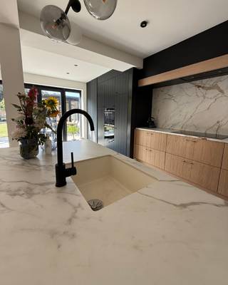 Eengezinswoning (open bebouwing). Gelegen in een rustige, residentiële omgeving, dicht bij het centrum, deze woning biedt een perfecte balans tussen rust, wooncomfort en duurzaamheid (EPC A).<br /><br />Indeling:<br /><br />Gelijkvloers: <br />Inkomhal met trappenhal en een gastentoilet. Zeer lichte en open leefruimte bestaande uit een salon, eetgedeelte en een open keuken met kookeiland (voorzien van alle moderne toestellen). Via de grote ramen is er directe toegang tot het zongerichte terras en de tuin.<br /><br />Eerste verdieping: <br />Overloop die toegang biedt tot 3 slaapkamers afgewerkt met een warme visgraatvloer. <br />Hedendaagse badkamer voorzien van alle comfort.<br /><br />Tuin &amp; Garage: <br />Volledig omheinde, rustige tuin met een groot terras in natuursteen. Ruime garage aanwezig.<br />Extra multi-inzetbare ruimte in de tuin.<br /><br />Technische kenmerken:<br /><br />Type: <br />Open bebouwing / Eengezinswoning<br /><br />Staat: <br />Volledig vernieuwd / Instapklaar<br /><br />Slaapkamers: <br />3<br /><br />Sanitair: <br />Badkamer + 1 apart toilet<br /><br />EPC: <br />Klasse A<br /><br />Extra's: <br />Garage, zonnig terras, voorzieningen voor airco's, kelder, zonnepanelen, batterij <br />