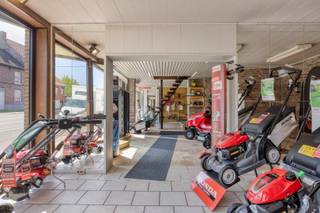 Een zeer ruime eigendom met winkel, 5 slaapkamers, tuin, uitweg achteraan....Een eigendom met zeer veel mogelijkheden dat momenteel als volgt is...