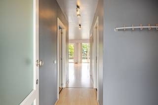 <p><span>Dit aangename 1-slaapkamerappartement combineert een ruime indeling met een strategische ligging op wandelafstand van het centrum van Aalst en een vlotte bereikbaarheid van de E40.</span></p><p><span> </span></p><p><span>Het appartement is gelegen op de eerste verdieping van een kleinschalige residentie met 10 entiteiten en beschikt over een bewoonbare oppervlakte van ca. 70 m². Via de inkomhal bereikt u het aparte gastentoilet, de ruime slaapkamer en de badkamer, uitgerust met een ligbad en wastafel.</span></p><p><span> </span></p><p><span>De ruime en lichtrijke leefruimte geniet van een aangenaam zicht en geeft rechtstreeks uit op het royale, oostelijk georiënteerde terras. Aansluitend bevindt zich de open keuken, die praktisch is ingericht en beschikt over een ingebouwde koelkast, diepvries en vaatwasmachine.</span></p><p><span> </span></p><p><span>Het appartement vormt een uitstekende basis, maar kan mits enige opfrissing volledig naar eigen smaak worden ingericht. </span></p><p><span> </span></p><p><span>Momenteel is het appartement vrij van gebruik. Tot voor kort werd het verhuurd voor € 750 per maand, waardoor het pand ook voor investeerders een interessante opportuniteit kan vormen.</span></p><p><span> </span></p><p><span>Kortom, een ruim en praktisch 1-slaapkamerappartement met terras, gelegen op een gunstige locatie nabij het centrum van Aalst en belangrijke verbindingswegen. Een interessante eigendom voor zowel eigen bewoning als investering. Gunstig EPC label B (199 kWh/m²).</span></p><p><span> </span></p><p><span>Voor meer informatie en/of een bezoek contacteert u Jonathan van Immo Zone op het nummer 0474/ 91. 72. 00.</span></p><p><span> </span></p>