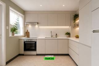 RUSTIG GELEGEN WONING NABIJ HET CENTRUM VAN OOIGEM<br /><br />Ontdek deze ruime en solide halfopen bebouwing in het rustige en gezellige Ooigem — een ideale thuis voor wie comfortabel wil wonen met tal van mogelijkheden.<br /><br />Deze woning verwelkomt je met een praktische indeling en aangename volumes. Je beschikt over drie slaapkamers, een functionele badkamer, een lichtrijke keuken en meerdere bergingsruimtes, alsook een kelder, wat zorgt voor extra comfort en opslagmogelijkheden. Bovendien biedt de zolder nog uitbreidingspotentieel, perfect voor wie extra ruimte wenst te creëren. <br /><br />Gelegen in een rustige, familiale buurt met een gezellige dorpssfeer, geniet je hier van een vlotte bereikbaarheid en alle nodige voorzieningen in de nabije omgeving. Ook je wagen kan veilig gestald worden in de garage of op de oprit.<br /><br />Kortom: een woning met ruimte, potentieel en tal van mogelijkheden — perfect voor gezinnen of investeerders.<br /><br />Wil je deze buitenkans niet missen? Contacteer ons dan snel op 051 47 48 47 of Tielt@immofrancois.be