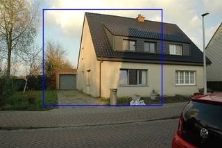 Halfopen bebouwing te huur met oprit en garage, nabij centrum van Borsbeek.Indeling: inkomhal, living, volledig ingerichte keuken, eetkamer...