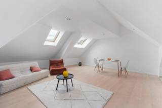 <p><span>Dit appartement op de tweede verdieping van deze kleinschalige residentie werd volledig gerenoveerd en is instapklaar.</span></p><p><span> </span></p><p><span>Via de gemeenschappelijke inkomhal, betreden we het appartement en komen we in de hall terecht. Er zijn 2 slaapkamers aanwezig en een badkamer uitgerust met douche, wastafel, toilet en aansluiting voor wasmachine. </span></p><p><span>De ruime leefruimte met open keuken geniet veel lichtinval. De nieuwe keuken is voorzien van alle hedendaagse toestellen en comfort. De condensatieketel (gas) werd ook vernieuwd. De nutsvoorzieningen (EGW) verlopen allen individueel. Het appartement werd ook asbestveilig bevonden en beschikt over energielabel B. Dit kleinschalig gebouw bevat 3 appartementen, er is geen syndicus of lift aanwezig in het gebouw, waardoor de gemeenschappelijke lasten beperkt zijn. Door zijn ligging, geniet dit pand een goede bereikbaarheid met de wagen of het openbaar vervoer. Het appartement is beschikbaar bij akte. Het aandeel kosten basisakte en landmeter valt ten laste van de koper. </span></p><p><span> </span></p><p><span>Op zoek naar een eerste aankoop of investering met een stabiel en aantrekkelijk rendement? Maak snel een afspraak met makelaar Michel via 09/225.00.78</span></p><p><span> </span></p><p><span>Renovatieplicht: nee</span></p><p><span>Asbestveilig: ja </span></p>