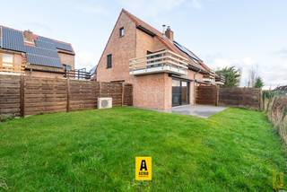 VAKANTIEWONING! Perfect onderhouden en instapklare zonnige vakantiewoning met een aangename en eenvoudige te onderhouden tuin, gelegen in klein...