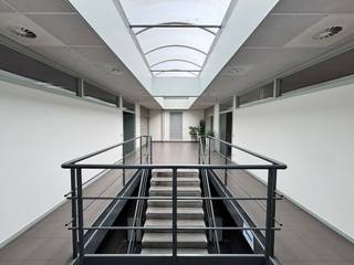 <article>
<div>
<div>
<div>
<div>
<div>
<div>
<div>
<div>
<p>Deze ruime kantoorruimte van ca. 250 m² is gelegen op het industriepark Lokeren, op een uitstekende locatie vlak vóór het eenrichtingsverkeer van de E17/3. Het gebouw ligt bovendien vlakbij de op- en afrit van de autosnelweg E17 richting Gent en Antwerpen, wat zorgt voor een bijzonder vlotte verbinding met de rest van het land. Dankzij deze strategische ligging is het pand dus optimaal bereikbaar voor zowel medewerkers als klanten en leveranciers.</p>
<p>De kantoorruimte is functioneel opgedeeld in meerdere ruimtes, waaronder twee grotere lokalen die – naast klassiek kantoorgebruik – ook perfect kunnen dienen als vergader- of opleidingsruimte. Verder is het pand voorzien van aparte sanitaire voorzieningen voor dames en heren, een volledig uitgeruste keuken en een ruim, gemeenschappelijk terras waar het tijdens de zomermaanden aangenaam vertoeven is.</p>
<p>Er zijn standaard vijf private parkeerplaatsen inbegrepen, wat het comfort voor personeel en bezoekers verhoogt. Dankzij de flexibele indeling, goede bereikbaarheid en diverse faciliteiten is dit een uiterst interessante kantooroplossing voor bedrijven die op zoek zijn naar een representatieve en veelzijdige werkplek.</p>
<p>Optie tot extra opslagruimte<br />Voor bedrijven die bijkomende ruimte nodig hebben voor het opslaan van materiaal, voorraad of producten, is er de mogelijkheid om extra opslagruimte bij te huren. Deze ruimte is vlot toegankelijk met transpalletten en biedt een praktische aanvulling op de kantoorfunctie, zonder in te boeten op bereikbaarheid of gebruikscomfort</p>
<p>Interesse om dit pand te huren? Contacteer Vince van Capston Real Estate op 0468 26 14 01 of vince@capston.be</p>
</div>
</div>
</div>
</div>
</div>
</div>
</div>
</div>
</article>
<div></div>