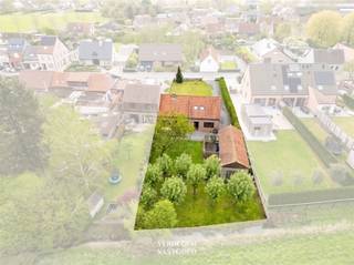 <p><span>Hoevewoning met schuur en uniek zicht op weilanden en knotwilgen<br /></span><span>Nieuwe prijs<br /><br />Deze charmante woning vindt haar oorsprong in een authentieke Vlaamse hoeve. <br />Achter de gevel schuilt een thuis waar sfeer en ruimte hand in hand gaan.<br />De grote voortuin is het visitekaartje voor wie houdt van landelijk wonen: een plek voor fruitbomen of grazende schapen.<br />Ook in de achtertuin, met een praktisch schuurtje inclusief garage, kijk je uit over de omliggende weilanden, met de kerktoren van Nevele als herkenningspunt in de verte.<br />Binnen word je verwelkomd in een ruime leefruimte met gaskachel en aansluitend de keuken. <br />Verder op het gelijkvloers een badkamer, nachthal, twee volwaardige slaapkamers en een wasplaats/berging. <br />Op de verdieping bevindt zich een derde, ruime slaapkamer en een grote zolder die tal van mogelijkheden biedt.<br /><br /></span><span>Troeven<br /></span><span>/ nieuwe prijs<br />/ tuin met unieke zichten<br />/ charme en sfeer<br />/ schuur of atelier<br />/ rustige, landelijke ligging<br /><br /></span><span>Ligging<br /></span><span>Deze woning in hoevestijl situeert zich tussen Nevele en Vosselare. <br />Verschillende lokale voorzieningen zoals winkels, supermarkten, scholen, bakker en slager, bevinden zich op wandelafstand. <br />Ook Gent is makkelijk te bereiken via de E40 en het openbaar vervoer (bus, trein).<br /><br /><br /></span></p>
