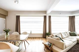 <p>Stijlvol en ruim gelijkvloers appartement in een karaktervolle residentie, gelegen in de prachtige art-decowijk van Ronse.</p><p>Geniet van een lichtrijke leefruimte, aparte uitgeruste keuken, twee volwaardige slaapkamers en een badkamer met inloopdouche.</p><p>Dankzij de topligging bereikt u vlot het station, het centrum en de Grote Markt te voet.</p><p>Vernieuwde raamwerken, privatieve kelder en vlotte parkeermogelijkheden maken dit appartement extra aantrekkelijk.</p><p>Een unieke combinatie van charme, ruimte en potentieel.</p>