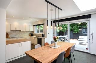 Bekijk deze woning uitgebreid op www.koosi.be Deze prachtig gerenoveerde woning met 2 slaapkamers is gelegen in de Sint Benedictusstraat, deze...