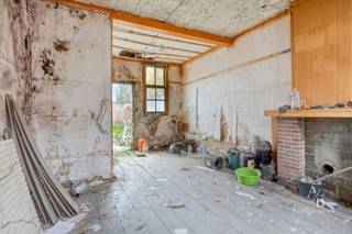 In de Geemstraat 62 te Hamme bevindt zich dit perceel met bestaande bebouwing, vergund voor nieuwbouw. Een interessante opportuniteit voor wie zonder tijdverlies wil bouwen, aangezien de omgevingsvergunning reeds werd afgeleverd.<br /><br />Dankzij deze vergunning kan de koper onmiddellijk overgaan tot realisatie van het nieuwbouwproject, zonder bijkomende administratieve procedures. Dit maakt het geheel zowel geschikt voor particuliere bouwers als voor investeerders of projectontwikkelaars die op zoek zijn naar een project met rechtszekerheid.<br /><br />De ligging biedt een aangename wooncontext met een vlotte bereikbaarheid, nabij het centrum van Hamme en de belangrijkste voorzieningen zoals winkels, scholen en invalswegen.<br /><br />Een bezoekdag is voorzien op zaterdag 7 februari, telkens op afspraak.<br />Voor meer informatie of het vastleggen van een bezoek kan u contact opnemen via +32 475 20 18 05.