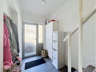 OPGELET: om dit pand te huren of bezichtigen vragen wij steeds eerst een virtueel bezoek te brengen aan het pand. Ga hiervoor naar www.rosseel.be en vul de referentie S323CP in in het veld ‘zoek’ bovenaan rechts. Kies dan ‘360°’. De website helpt je nu verder voor de volgende stappen.<br /><br />Deze volledig instapklare en uitstekend onderhouden woning is gelegen in het centrum van Drongen, op een gunstige locatie nabij winkels, voorzieningen en belangrijke uitvalswegen. Op het gelijkvloers beschikt de woning over een ruime inkomhal, een lichtrijke woonkamer en een ingerichte keuken met toestellen. Daarnaast is er een praktische wasruimte voorzien met aansluiting voor een wasmachine. De woning beschikt bovendien over een aangename tuin met rechtstreekse toegang tot de privatieve garage. Op de eerste verdieping bevinden zich twee slaapkamers, een badkamer en extra opbergruimte. De woning combineert comfort, ruimte en een uitstekende ligging nabij Gent. Beschikbaar vanaf 01/09/2026.