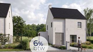 <strong>Wilgenhof, thuiskomen in het groene Huldenberg op een boogscheut van Leuven en Brussel</strong><br /><br />  Perceel van 8a 98ca.<br />  Hoogwaardige afwerking<br />  PRIJSVAST van 724.134,00 euro inclusief kosten; (Inbegrepen kosten zijn: notariskosten, grond, registratie rechten, architect, EPB, veiligheidscoördinator, <strong>6% BTW</strong>)<br /><br />Project Wilgenhof in hartje Huldenberg biedt heel wat mogelijkheden om jouw nieuwbouwwoning te realiseren. Hou je van vroege ochtenden waar de mist nog over de velden hangt? Of geniet je meer van lange zomeravonden met een glas wijn in de tuin? Misschien breng je liever weekends door met wandelingen in het Meerdaalwoud of proef je van de rijke oogst uit de Druivenstreek. Een ding is zeker: in Huldenberg zal je sowieso thuis voelen. <br /><br />Deze landelijke open-bebouwing is te koop. Deze wordt gebouwd inclusief zonnepanelen en warmtepomp met BEN-certificaat (bijna energie neutraal). Eenvoudige lijnen, grote raampartijen en gevelstenen in lichte tinten typeren deze statische woning. Het is een goed gelegen 3-slaapkamer woning met heel wat ruimte en wooncomfort. <em>Je kan dit ontwerp nog aanpassen in samenspraak met onze architect.</em>  <br /><br />Indeling:
<ul>
	<li>Gelijkvloers: inkom, toilet, leefruimte, eetkamer met open keuken en bergruimte.</li>
	<li>Eerste verdieping: 2 zeer ruime slaapkamers, toilet en badkamer</li>
	<li>Zolder: volledig afgewerkt (zoals op plan) 1 ruime slaapkamer, techn. ruimte</li>
	<li>Tuinberging, fietsstalling</li>
</ul>

<ul>
</ul>
ℹ️ Wens je meer informatie of een afspraak? Bel ons dan nu op het nummer 011 45 82 30<br />💻 Meer projecten? Surf naar www.splendid.be. Samen maken we jouw woondroom waar.