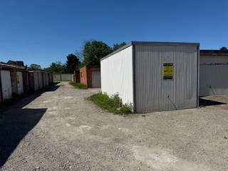 Offer of several garage boxes located in the center of Duffel, with various surfaces and construction types. Ideal for own use or as an investment.1)...