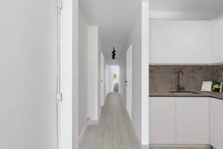 Dit appartement op de derde verdieping van Bredabaan 813 te Merksem ondergaat een totaalrenovatie met kwalitatieve materialen en oog voor comfort. Zowel het esthetische als het technische aspect wordt volledig aangepakt volgens de hedendaagse normen op vlak van comfort, veiligheid en energiezuinigheid. De prijs is exclusief de keuken (€13.000) of u kiest zelf nog een keuken.<br /><br />Het appartement (91m²) omvat living, twee slaapkamers, hal, twee badkamers, twee toiletten, berging en twee terrassen. Het gebouw beschikt over een lift.<br /><br />Dankzij raampartijen aan twee zijden geniet u van een goede lichtinval gedurende de hele dag. De slaapkamers zijn gericht op het oosten en vangen ’s ochtends de zon op. De living en het terras zijn gericht op het westen tot noordwesten — aangenaam voor de namiddag en avond.<br /><br />• Elektriciteit volledig vernieuwd en conform AREI<br />• Verwarming en koeling via lucht-luchtwarmtepomp<br />• Nieuwe hoogrendementsbeglazing met driedubbel glas<br />• Nieuwe sanitaire installatie en badkamers<br />• Vernieuwde schrijnwerk en binnendeuren<br />• Volledig geschilderd in neutrale, witte afwerkingskleur<br />• Terras vernieuwd<br />• Keuken, dit ontwerp kan nog volledig worden aangepast naar uw smaak<br /><br />EPC zal verbeteren naar EPC B. Dankzij de combinatie van warmtepomp en driedubbele beglazing zal het label significant verbeteren, wat zich vertaalt in lagere energiekosten en een aangenaam binnenklimaat gedurende alle seizoenen.<br /><br />Voor een afspraak mail, bel het kantoor of bel 0476 43 83 44