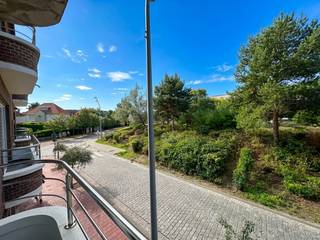 <em><strong>Residentie Gaia</strong></em><br /><br />Gelegen op een zonnige en uitstekende locatie vlak bij de Dumortierlaan en het Yzerpark, vindt u dit gezellige duplexappartement (gelijkvloers en eerste verdieping).<br /><u><strong>Indeling</strong>:</u>
<ul>
<li><strong>Gelijkvloers:</strong> Een volwaardige slaapkamer met toegang tot een gezellig binnenkoertje. Daarnaast beschikt het appartement over een tweede ruime kamer die perfect kan dienen als extra leefruimte, bureau of polyvalente ruimte. De slaapkamer is bovendien voorzien van een ensuite badkamer met aansluitende wasplaats.</li>
<li><strong>Eerste verdieping</strong>: Een lichtrijke leef- en eetruimte met een moderne open keuken. Vanuit de eetruimte stapt u zo het terras op met zicht op het Yzerpark. Verder is er op deze verdieping een royale slaapkamer met een eigen ensuite douchekamer met toegang tot het tweede terras aan de Nieuwpoortstraat.</li>
</ul>
Op elke verdieping is er een afzonderlijk gastentoilet aanwezig. Daarnaast beschikt het pand over twee ruime kelderbergingen en een gemeenschappelijke fietsenberging.<br />Dit appartement is uitermate geschikt als vaste woonplaats of als hoogwaardig tweede verblijf.<br /><br /><u><strong>Huurvoorwaarden:</strong></u>
<ul>
<li>Beschikbaar vanaf: 01/01/2027!</li>
<li>Forfait algemene kost: €75</li>
<li>Zowel voor hoofdverblijf als tweedeverblijf</li>
<li>Optionele tweedeverblijftaks ten laste van de huurder</li>
<li>Enkel privatieve verhuur, niet mogelijk via vennootschap</li>
<li>3 maand huurwaarborg</li>
<li>Kost plaatsbeschrijving 50/50</li>
<li>Nutsvoorzieningen op naam van de huurder</li>
<li>Huurdersverzekering verplicht</li>
</ul>
Bezoeken: Enkel op afspraak (het appartement is momenteel nog bewoond)<br />Heeft u interesse in dit leuke duplexappartement aarzel dan niet om ons te contacteren voor een bezoek!<br /><em>Ref: OGA725</em>